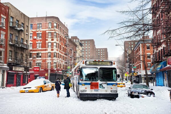 In der US-Stadt New York ist ein Winterkolap aus Autos