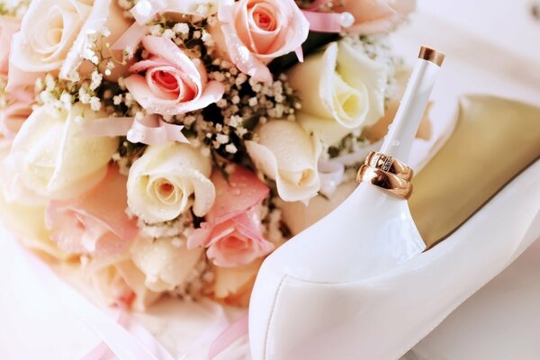 Wedding rings on a heel with flowers