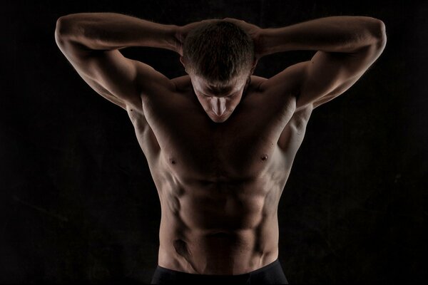 Hermoso torso de un hombre con sombras que caen en la Prensa