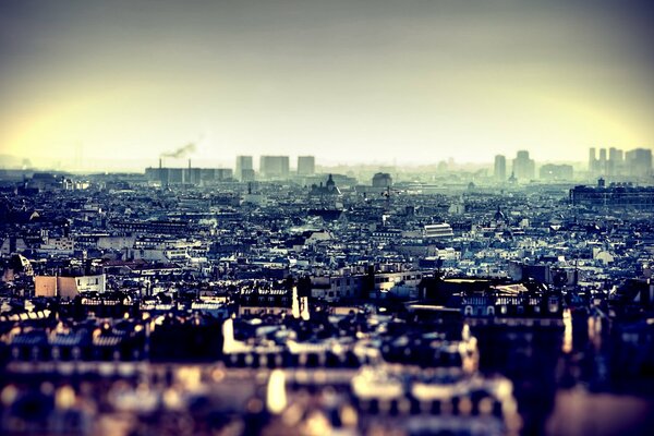 Pequeños edificios en la ciudad de color oscuro en forma de foto