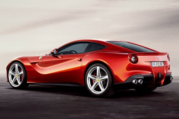 Ferrari F12 Berlinetta rouge vue arrière