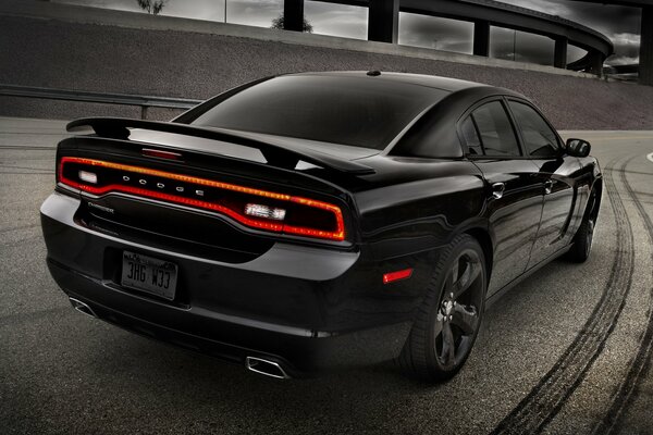 Dodge Charger negro en estocada