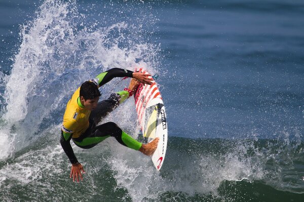 Le gars sur la planche se précipite sur les vagues