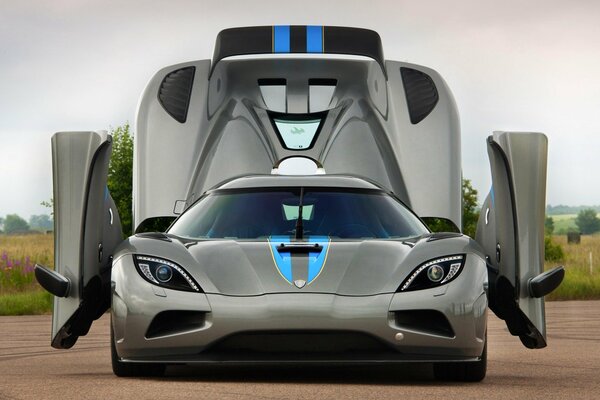 Красивый суперкар черного цвета. Agera