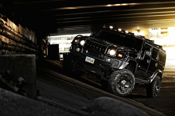 Le SUV noir Hummer s éloigne de la route