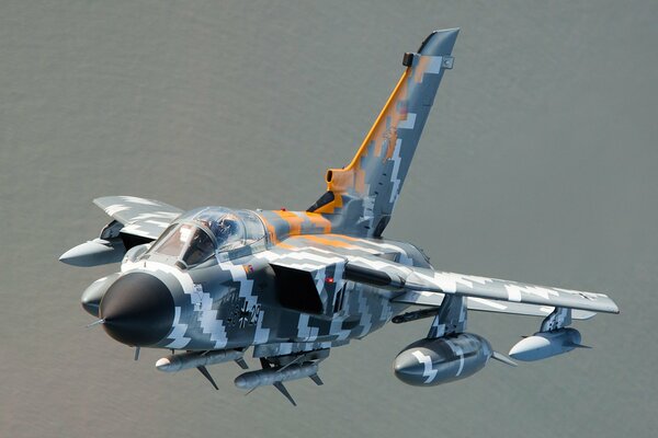 Avión Tornado sobre un fondo gris sólido