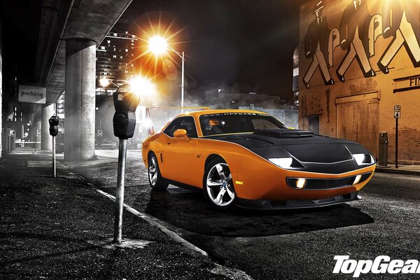 Orange tuning Challenger dans la rue. Inscription de transfert dans le coin inférieur