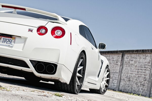 Parte trasera del nissan GT-R blanco