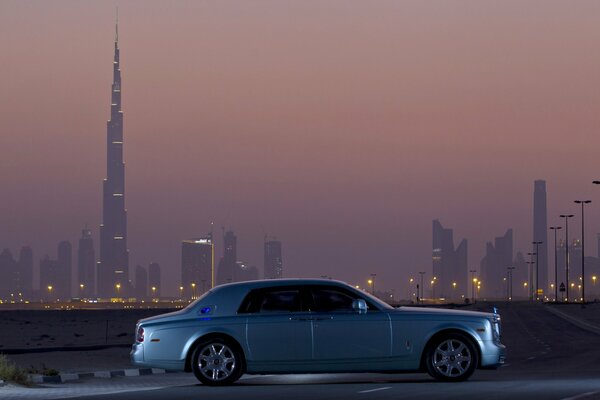 Un Rolls-Royce Phantom 102ex en medio de una ciudad nocturna