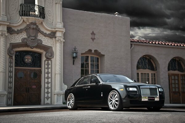 Rolls Royce negro en el fondo del edificio