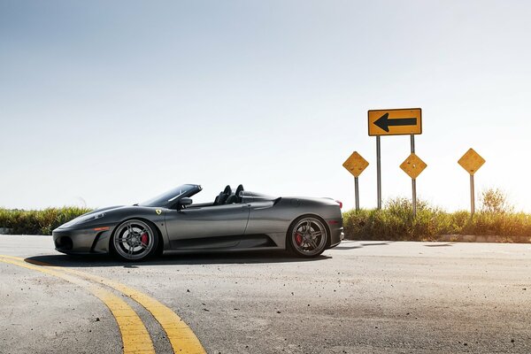 Ferrari f 430 spider szary widok z boku