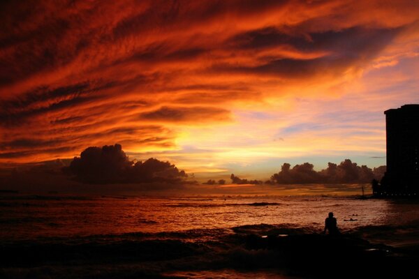 Hermosa naturaleza. Puesta de sol roja sobre el mar