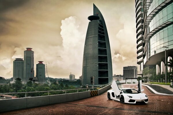 Ciel et nuages au - dessus de la ville de Kuala Lumpur et sur son fond Lamborghini Aventador lp700-4