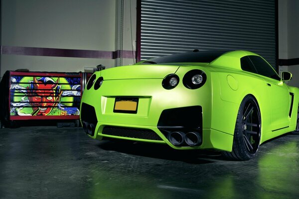 Mat, vert clair Nissan GT-R-diable, avec un nouveau tuning, dans le garage