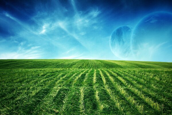 Paesaggio fantastico con due lune e un campo verde