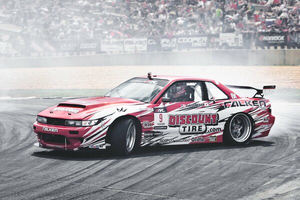 Nissan silvia s13 a la deriva con humo en la competencia