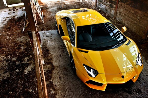 Voiture de sport. Jaune. Machine. Pour les hommes