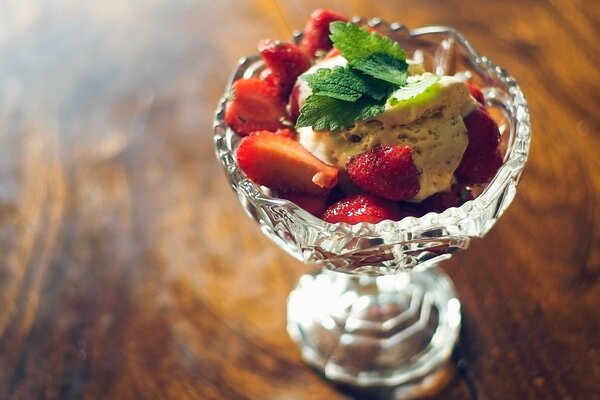 Erdbeerdessert mit Minze in Kremanka