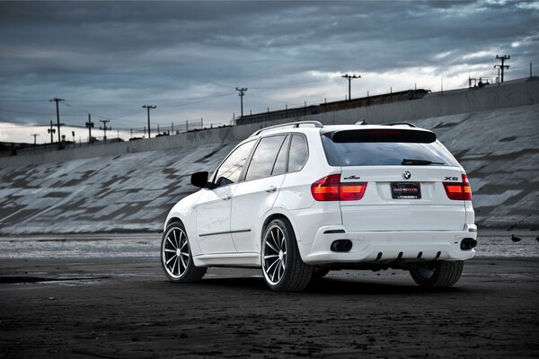 Vista trasera de BMW crossover blanco