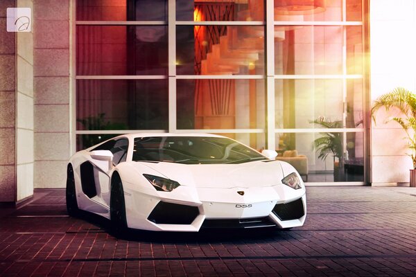 Lamborghini Aventador blanco con los rayos del sol