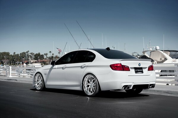 Blanc BMW F10 debout sur le quai