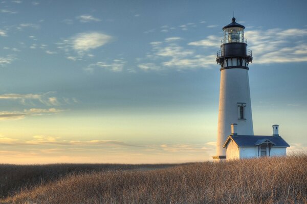 Soleil levant. Phare. Ciel