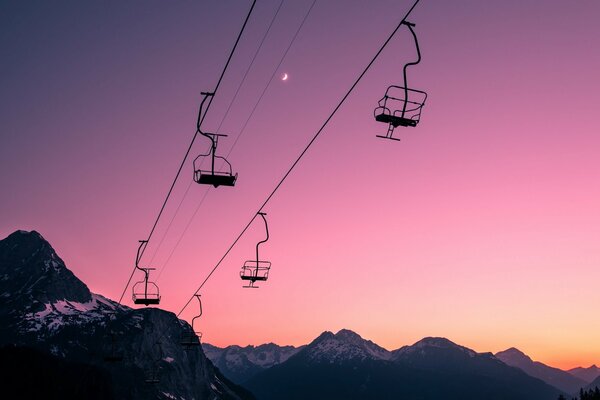 Seilbahn am Abend bei Sonnenuntergang