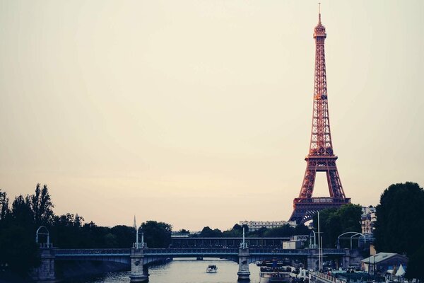 La legendaria ciudad de París de Foix con la torre efel cielo gris