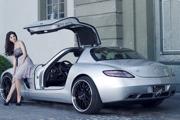 Voiture mercedes-benz grise avec modèle fille