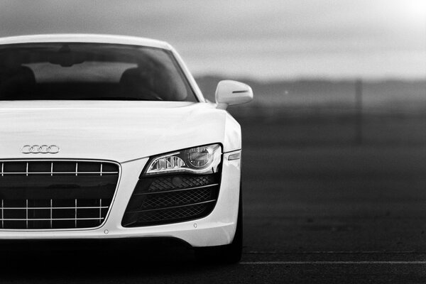 Voiture audi R8 couleur blanche vue avec passer sur fond gris