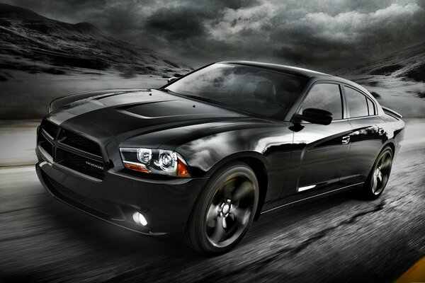 Dodge charger noir chevauche la route