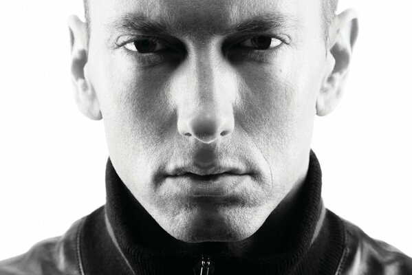 Retrato en blanco y negro del rapero Eminem