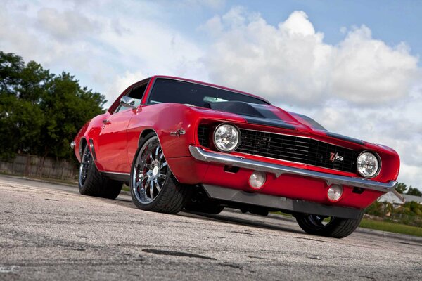 Voiture rouge chevrolet camaro z -28