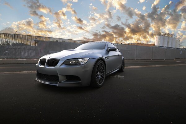 Srebrne bmw M3 na tle nieba