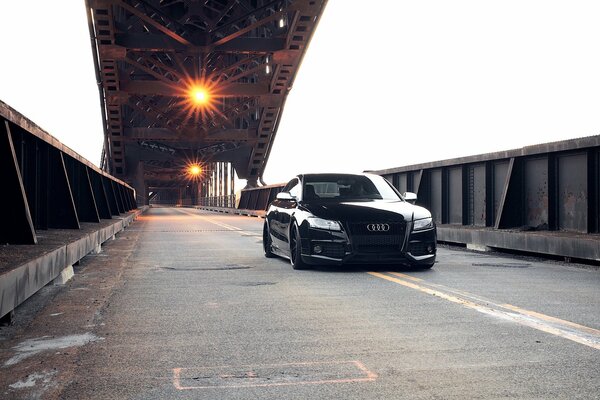 Auto audi di colore nero sul ponte