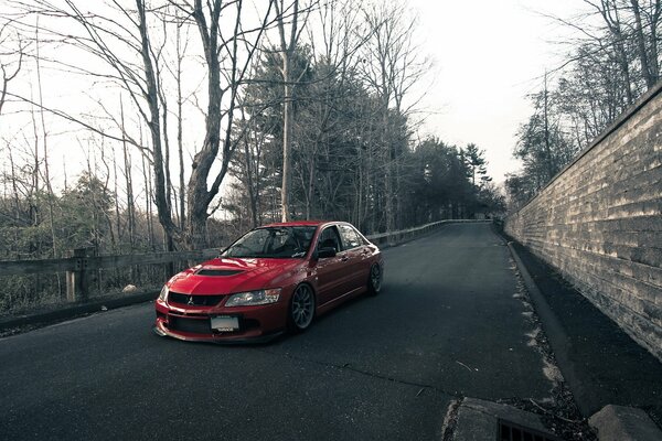 Mitsubishi lancer evo en una carretera gris y triste