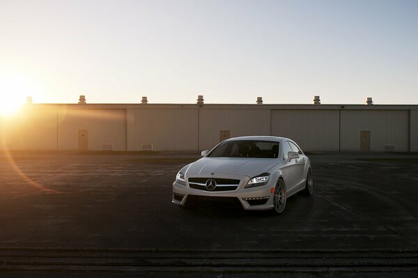 Imágenes de auto mersedes-benz cls63, blanco en la foto, donde la ciudad, el sol y los rayos