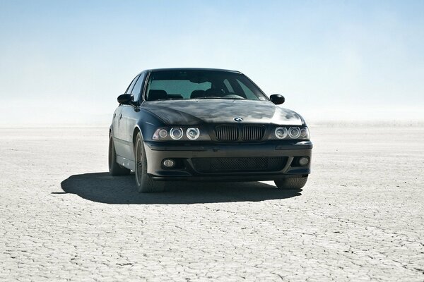 Auto nera fresca nel deserto