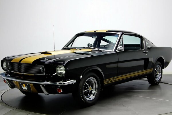 Auto Classiche. Nero con striscia gialla Mustang