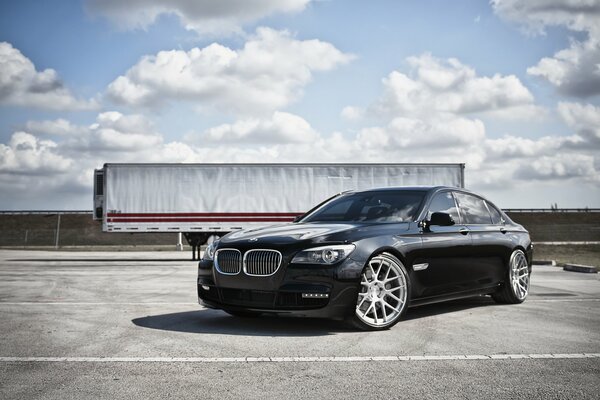 Bmw nera in pista sotto un cielo nuvoloso