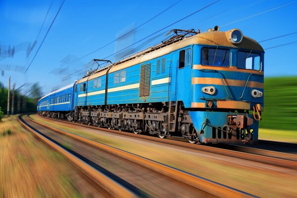 Il treno viaggia verso la sua destinazione