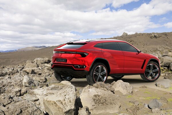 Voiture rouge dans le massif montagneux