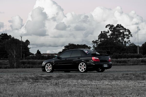 Subaru impreza wrx sti in nero su terreno aperto