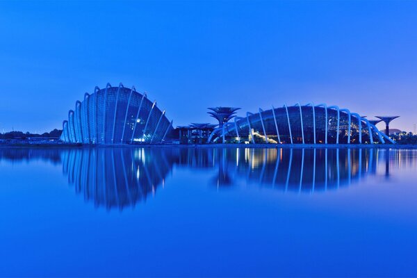 Hermosos edificios modernos sobre un fondo azul con agua