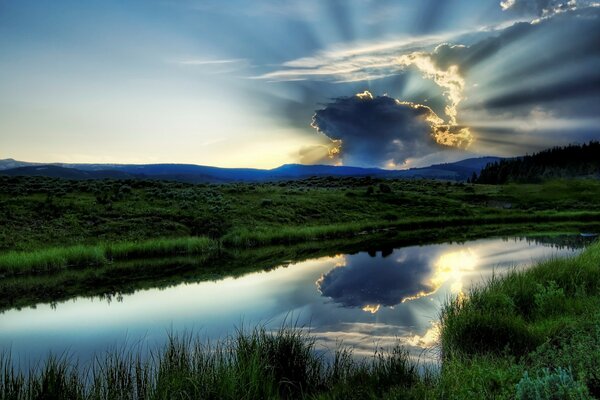 Amanecer sobre un río limpio