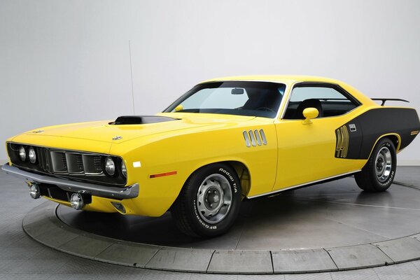 1971 Plymouth muscle car giallo e nero