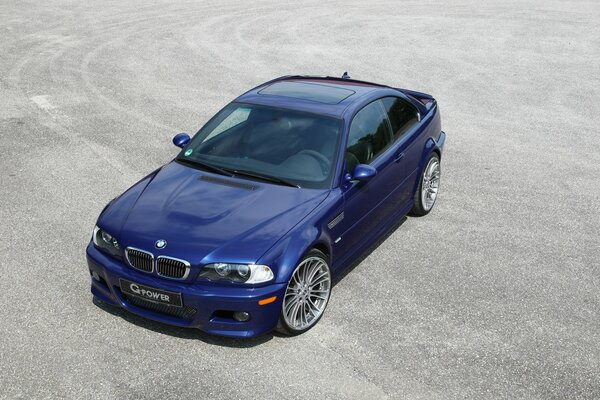 BMW blu. Carriola elegante. Dischi