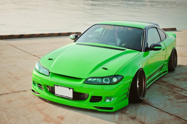 Nissan silvia S15 verde en el muelle