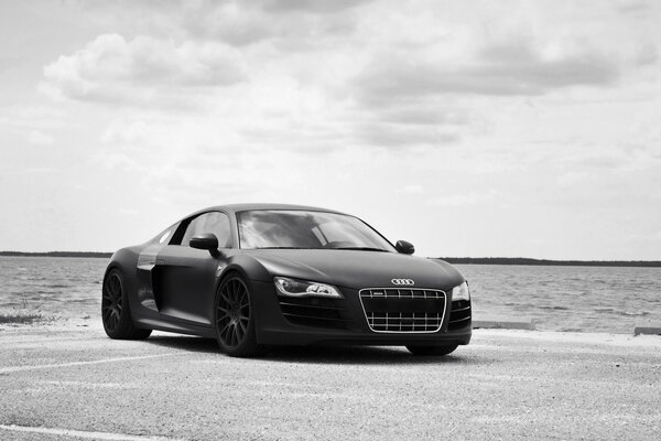 Foto en blanco y negro de Audi en la orilla del mar