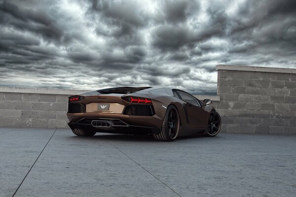 Lamborghini en el techo de una casa con mal tiempo vista trasera